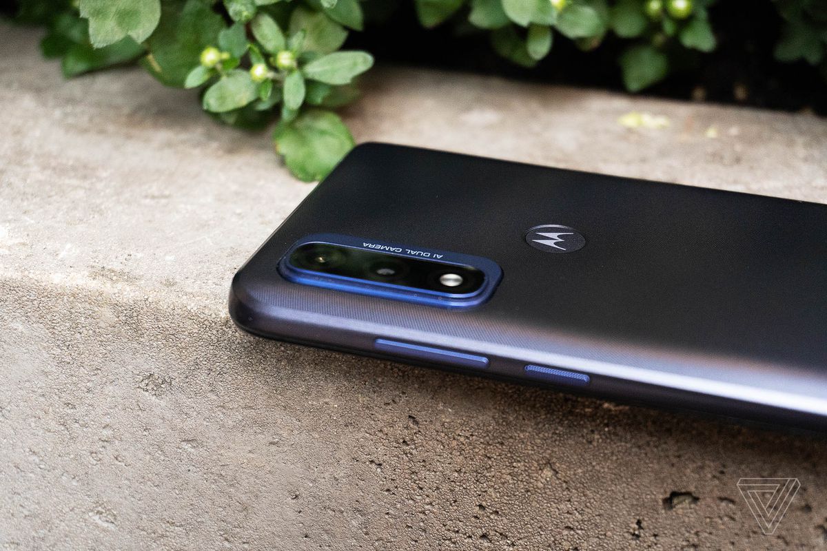 Moto G Pure’s fingerprint sensor and side buttons.